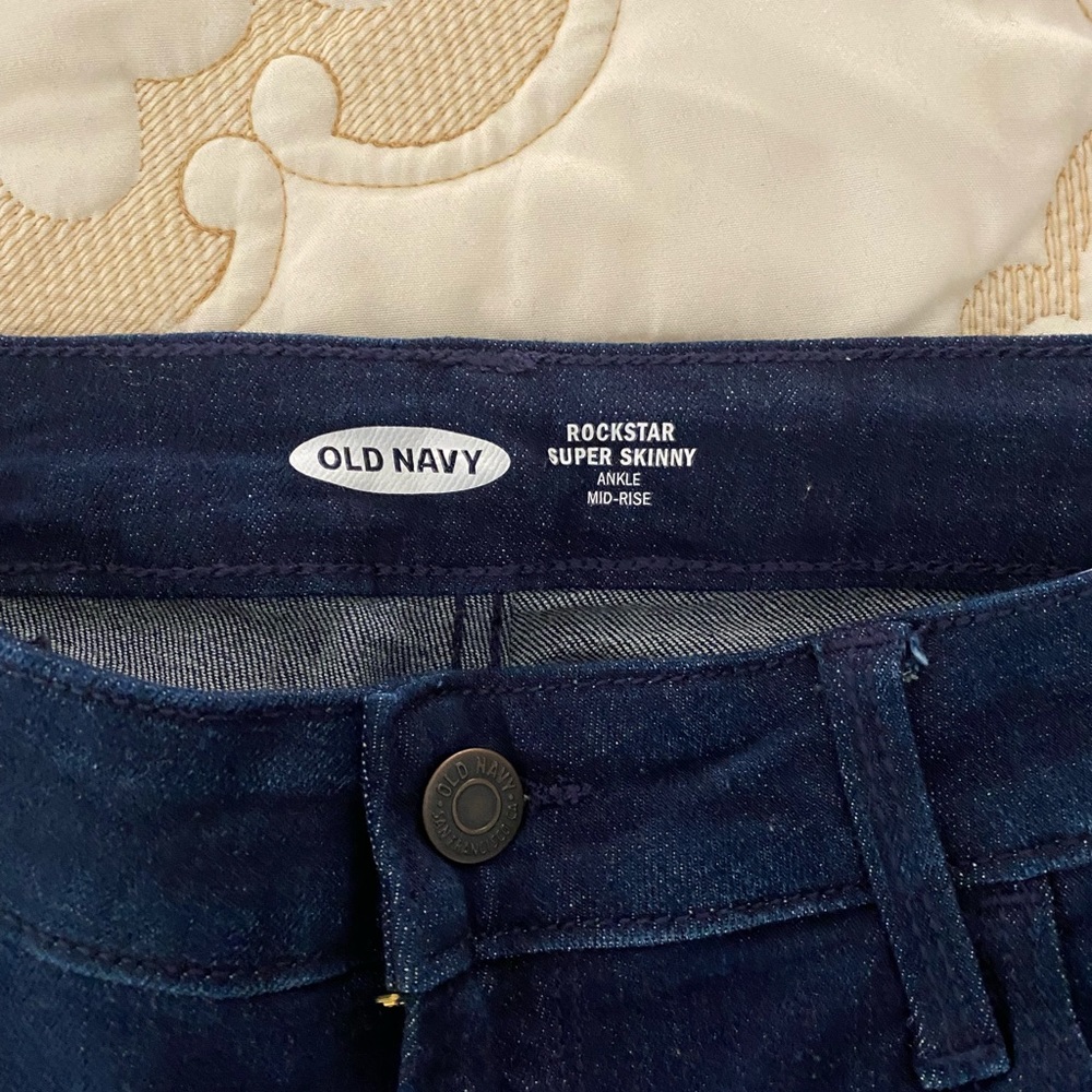 Old Navy Rock Star skinny Jeans. Never worn. Mid rise ankle.